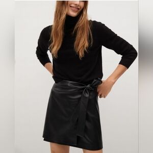 BNWT Mango mini skirt🖤